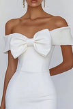 Vestido de graduación blanco ajustado con hombros descubiertos y lazo