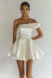Elegante vestido de graduación de satén blanco con volantes de un hombro