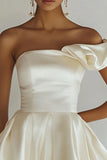 Elegante vestido de graduación de satén blanco con volantes de un hombro