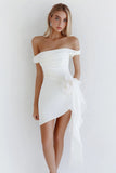 Vestido de graduación ajustado blanco con hombros descubiertos y flor