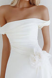 Vestido de graduación ajustado blanco con hombros descubiertos y flor