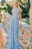 Vestido largo de dama de honor de gasa con escote en V azul cielo con volantes