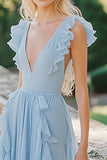 Vestido largo de dama de honor de gasa con escote en V azul cielo con volantes