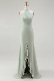 Vestido de dama de honor gasa color dusty sage estilo sirena con escote halter y volantes