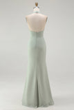 Vestido de dama de honor gasa color dusty sage estilo sirena con escote halter y volantes