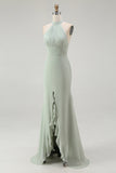 Vestido de dama de honor gasa color dusty sage estilo sirena con escote halter y volantes