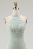 Vestido de dama de honor gasa color dusty sage estilo sirena con escote halter y volantes