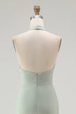 Vestido de dama de honor gasa color dusty sage estilo sirena con escote halter y volantes