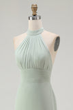Vestido de dama de honor gasa color dusty sage estilo sirena con escote halter y volantes