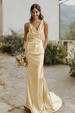 Vestido de dama de honor de satén con escote en V de narciso