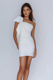 Vestido de graduación ajustado con lazo de un hombro blanco