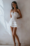 Vestido corto de graduación de encaje sin tirantes blanco de una línea