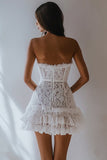 Vestido corto de graduación de encaje sin tirantes blanco de una línea
