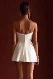 Vestido de graduación sin tirantes blanco con lazo de una línea