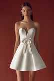 Vestido de graduación de satén blanco sin tirantes de una línea
