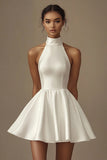 Vestido de graduación corto halter blanco de una línea fruncido
