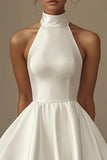 Vestido de graduación corto halter blanco de una línea fruncido