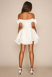 Mini vestido de graduación blanco con hombros descubiertos
