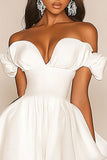 Mini vestido de graduación blanco con hombros descubiertos