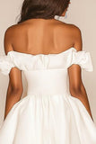Mini vestido de graduación blanco con hombros descubiertos