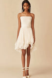 Vestido de graduación blanco sin tirantes de una línea con volantes