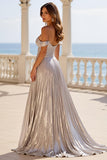 Sliver Metallic Un vestido de fiesta largo plisado con abertura y hombros descubiertos