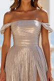 Sliver Metallic Un vestido de fiesta largo plisado con abertura y hombros descubiertos