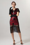 Vestido negro brillante con flecos dorados con escote en V de la década de 1920 con mangas cortas