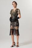Vestido negro brillante con flecos dorados con escote en V de la década de 1920 con mangas cortas