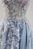 Azul empolvado Una línea sin tirantes Corsé transparente con cuentas Vestido de fiesta largo con abertura