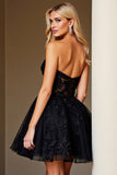 Vestido de cóctel corto con corsé transparente aplicado en forma de corazón negro