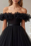 Vestido formal de tul negro A Line Off the Shoulder con volantes