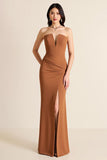 Vestido formal largo palabra de honor sin tirantes marrón con abertura