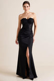 Vestido formal largo de satén sin tirantes fruncido de sirena negra con encaje