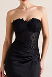 Vestido formal largo de satén sin tirantes fruncido de sirena negra con encaje