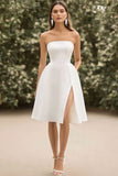 Vestido de graduación blanco sin tirantes de una línea con abertura