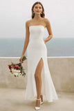 Vestido de novia sin tirantes con abertura