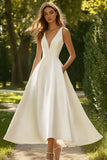 Vestido de novia de satén blanco con escote en V