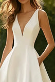 Vestido de novia de satén blanco con escote en V