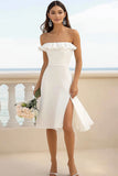 Vestido de graduación sin tirantes con volantes y vaina blanca con abertura