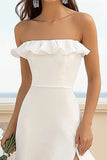 Vestido de graduación sin tirantes con volantes y vaina blanca con abertura
