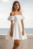 Un vestido corto de graduación blanco con hombros descubiertos