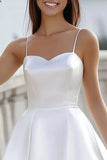 Vestido de graduación de satén blanco con tirantes finos de una línea
