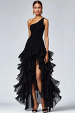 Vestido formal negro con volantes en un hombro y abertura