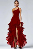 Vestido formal negro con volantes en un hombro y abertura