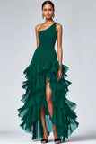 Vestido formal negro con volantes en un hombro y abertura