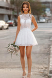 Vestido corto de graduación de encaje blanco de una línea