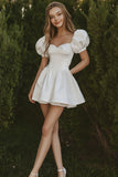Vestido corto de graduación con mangas abullonadas de satén blanco