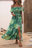 Vestido de verano con estampado verde naranja con abertura y hombros descubiertos