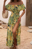 Vestido de verano con estampado verde naranja con abertura y hombros descubiertos
